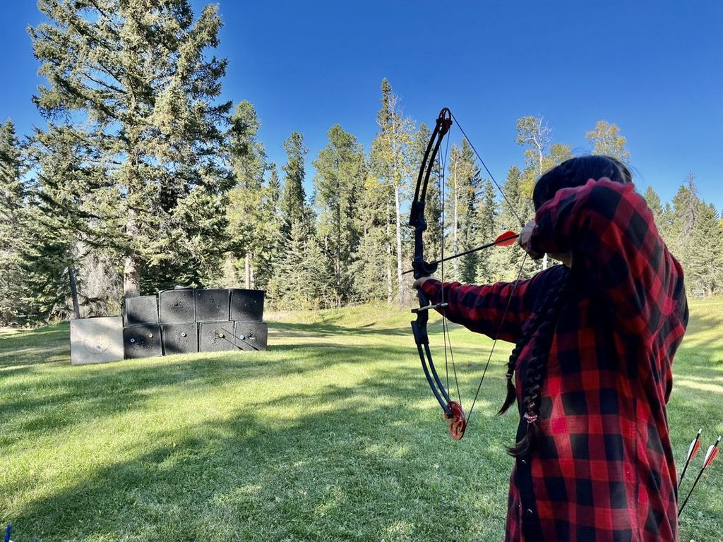 Tracey Klettl qui a gagné des concours nationaux de tir à l'arc excelle dans cette discipline (Photo PB) Tracey Klettl qui a gagné des concours nationaux de tir à l'arc excelle dans cette discipline (Photo PB)