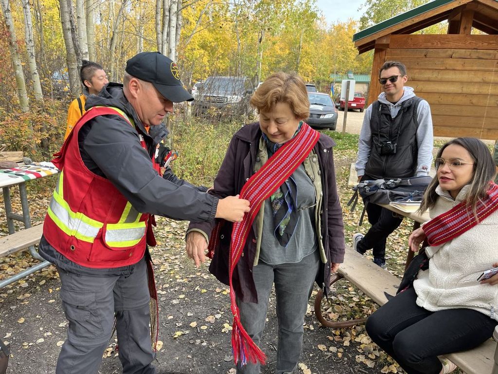 Avant de partir en randonnée, Keith Diakin noue autour de la taille de ses clients la ceinture traditionnelle des Métis (Photo DR) Avant de partir en randonnée, Keith Diakin noue autour de la taille de ses clients la ceinture traditionnelle des Métis (Photo DR)