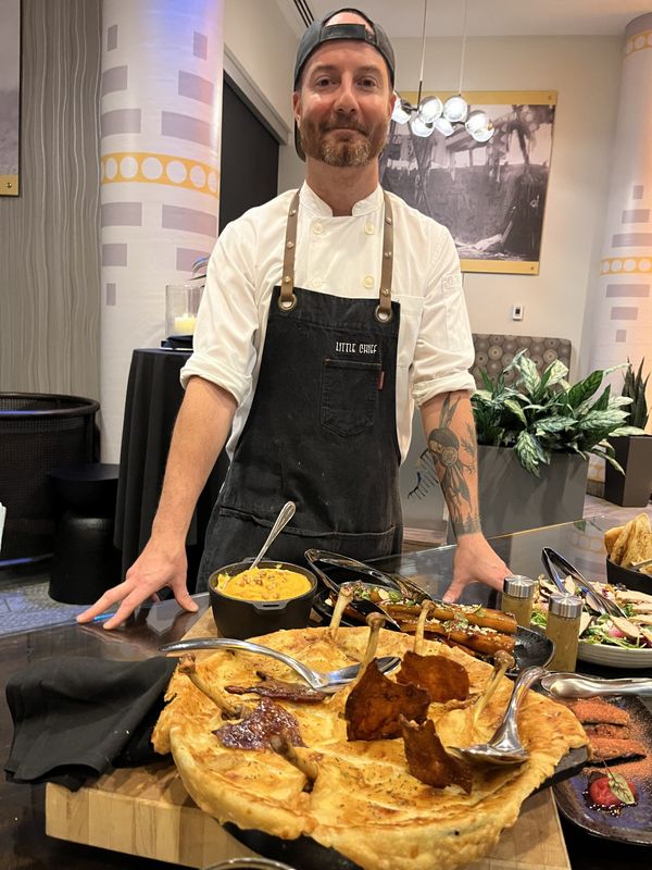 Au Grey Eagle Resort, le chef Brandor Daschnay revisite avec talents la cuisine traditionnelle es Autochtones (Photo PB) Au Grey Eagle Resort, le chef Brandor Daschnay revisite avec talents la cuisine traditionnelle es Autochtones (Photo PB)