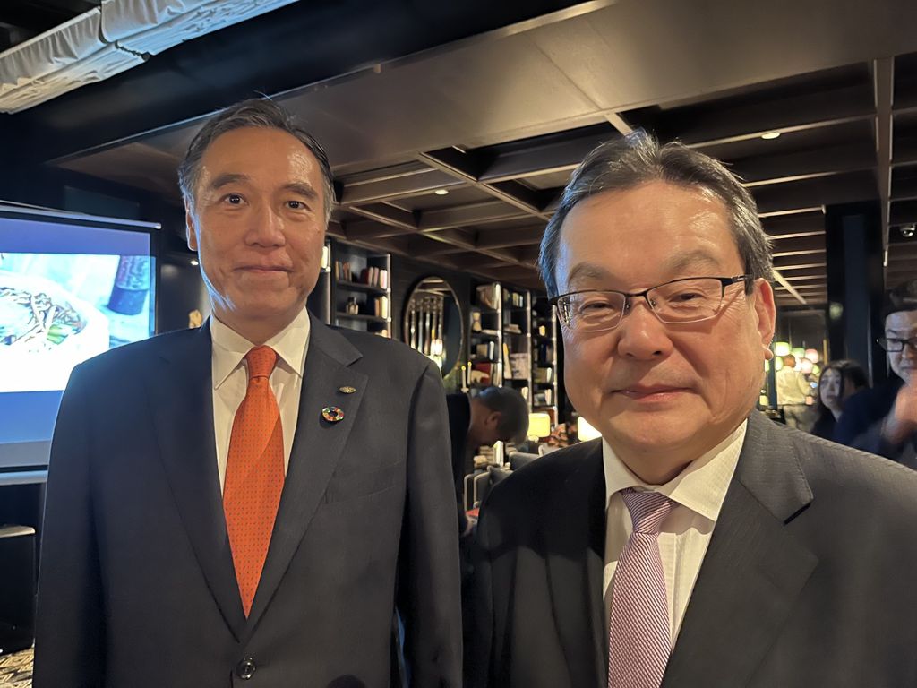 Le gouverneur Shuichi Abe  et l'ambassadeur Shimomokawa Makita (Photo PB)