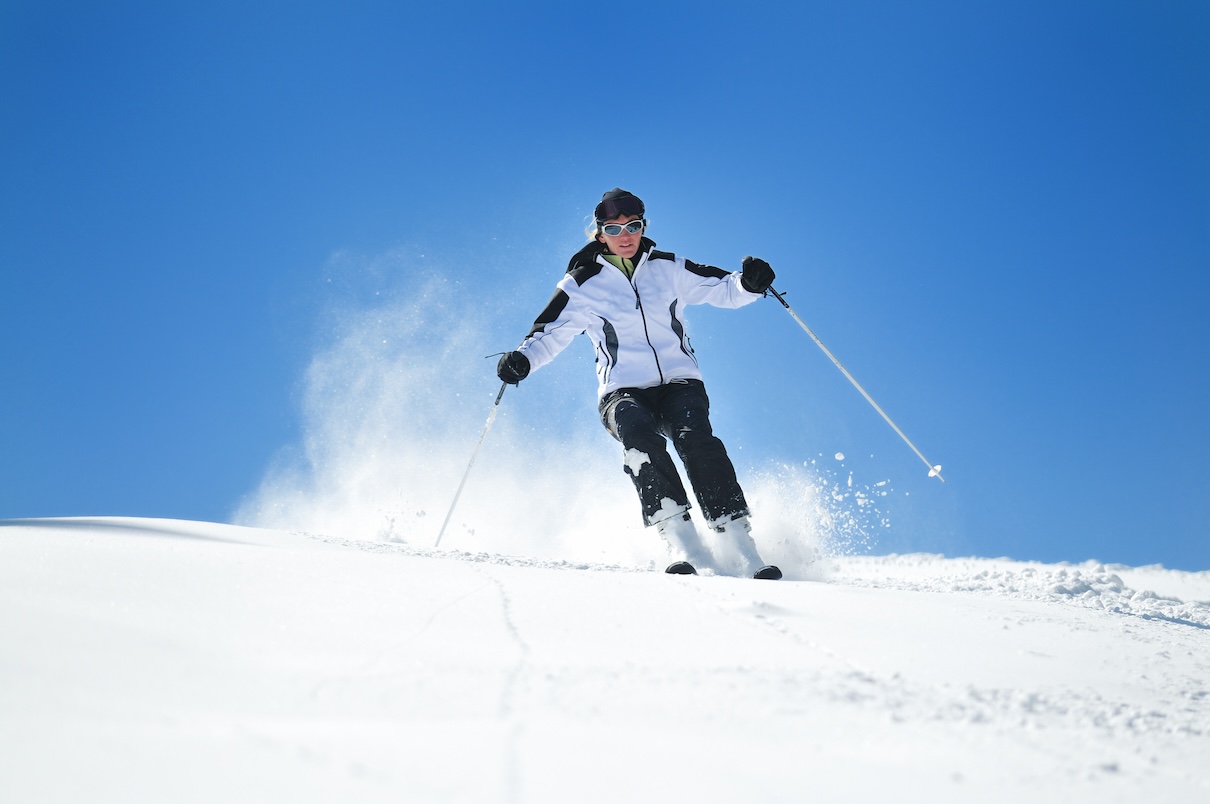 Comme chaque saison, la Plagne cherche à recruter pour sa saison hivernale - Depositphotos @.shock