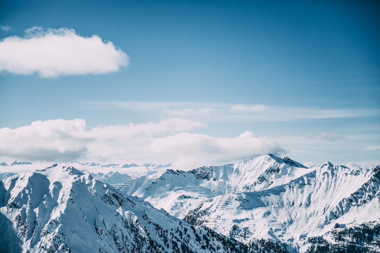 La montagne et la neige continuent d’attirer de nombreux vacanciers durant la saison d’hiver - Depositphotos @AlexGukBO