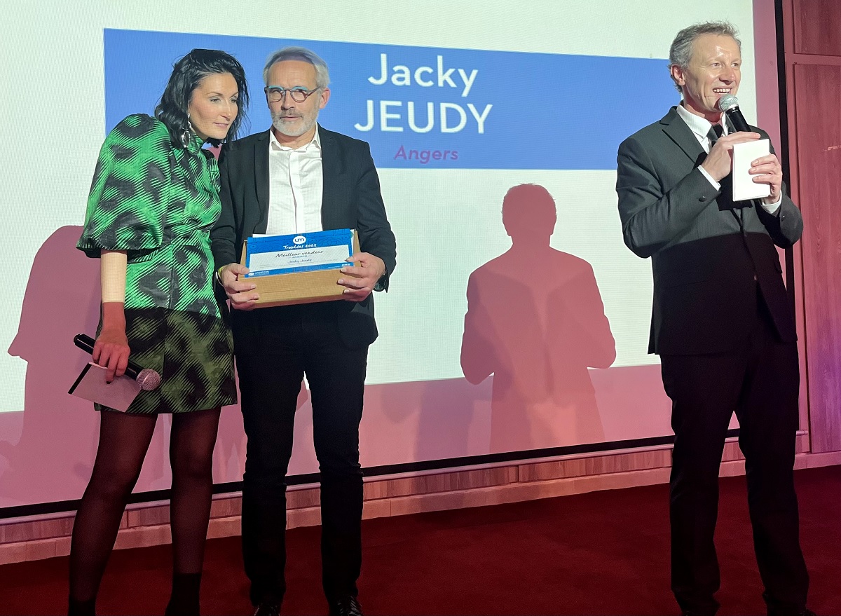 Jacky Jeudy a été l’agent de voyages le plus performant du dernier exercice d’Univairmer. Il a gagné le droit de s’envoler pour dix nuits en Australie - DR : L.G. Jacky Jeudy a été l’agent de voyages le plus performant du dernier exercice d’Univairmer. Il a gagné le droit de s’envoler pour dix nuits en Australie - DR : L.G.