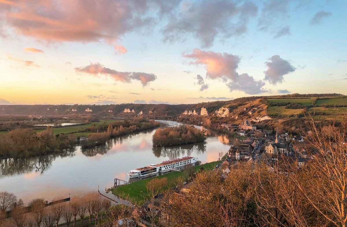 Le S.S. Joie de Vivre naviguant sur la Seine, du côté des Andelys - DR : Uniworld