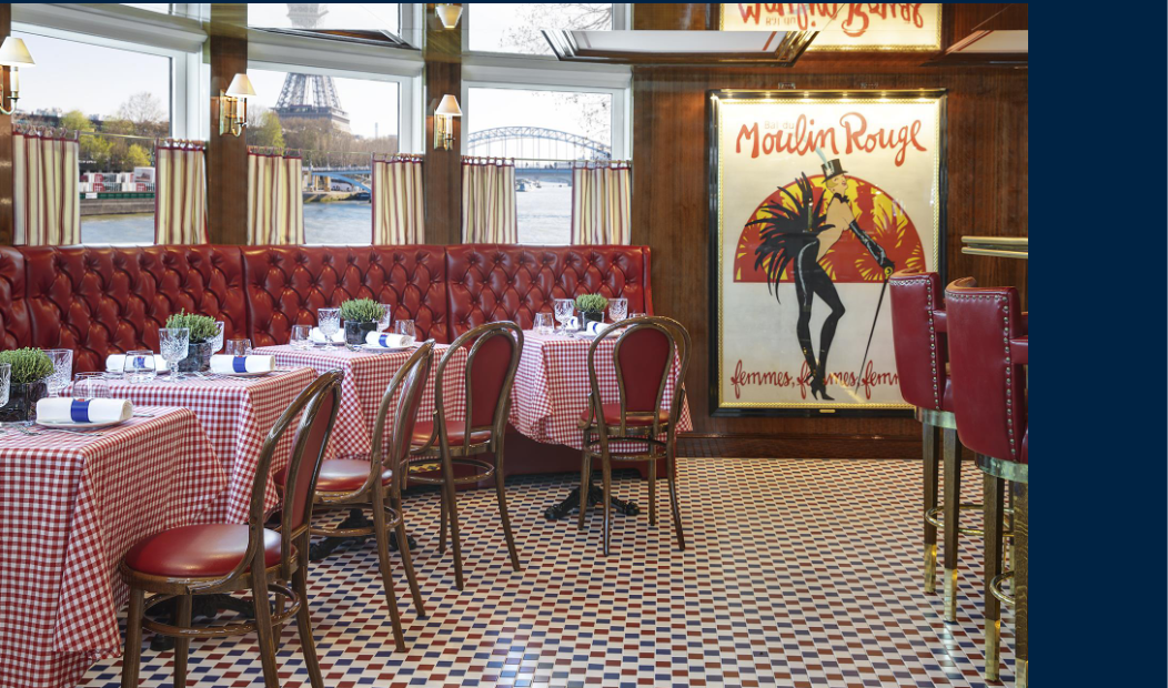 Au bistrot, nappe en Vichy et affiche Moulin rouge cultivent une ambiance parisienne qui se veut authentique (Photo Uniworld)