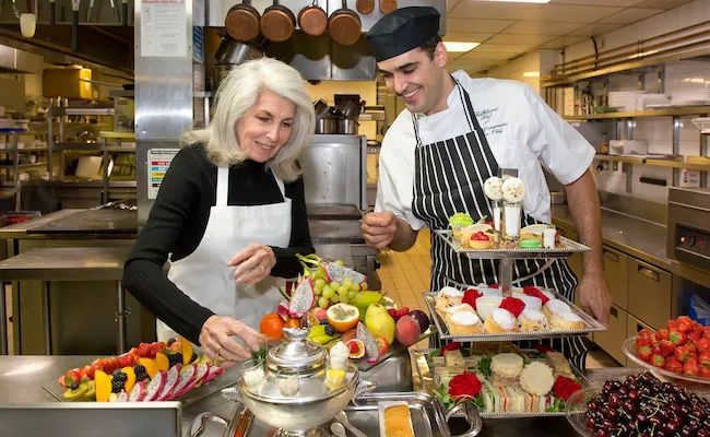 Beatrice Tollman en cuisine (Photo Uniworld)