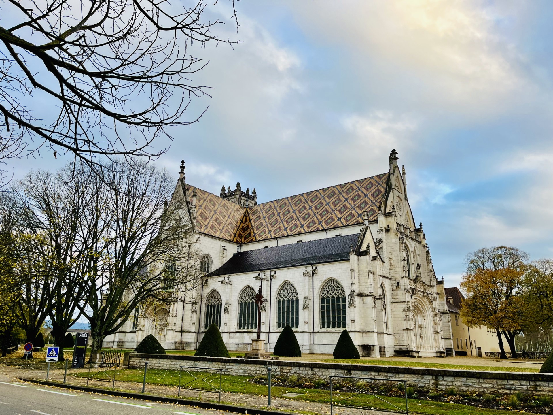 Pendant leurs vacances, les Français restent attachés à la découverte du patrimoine. Ici, le monastère royal de Brou à Bourg-en-Bresse, dans l'Ain (PB)