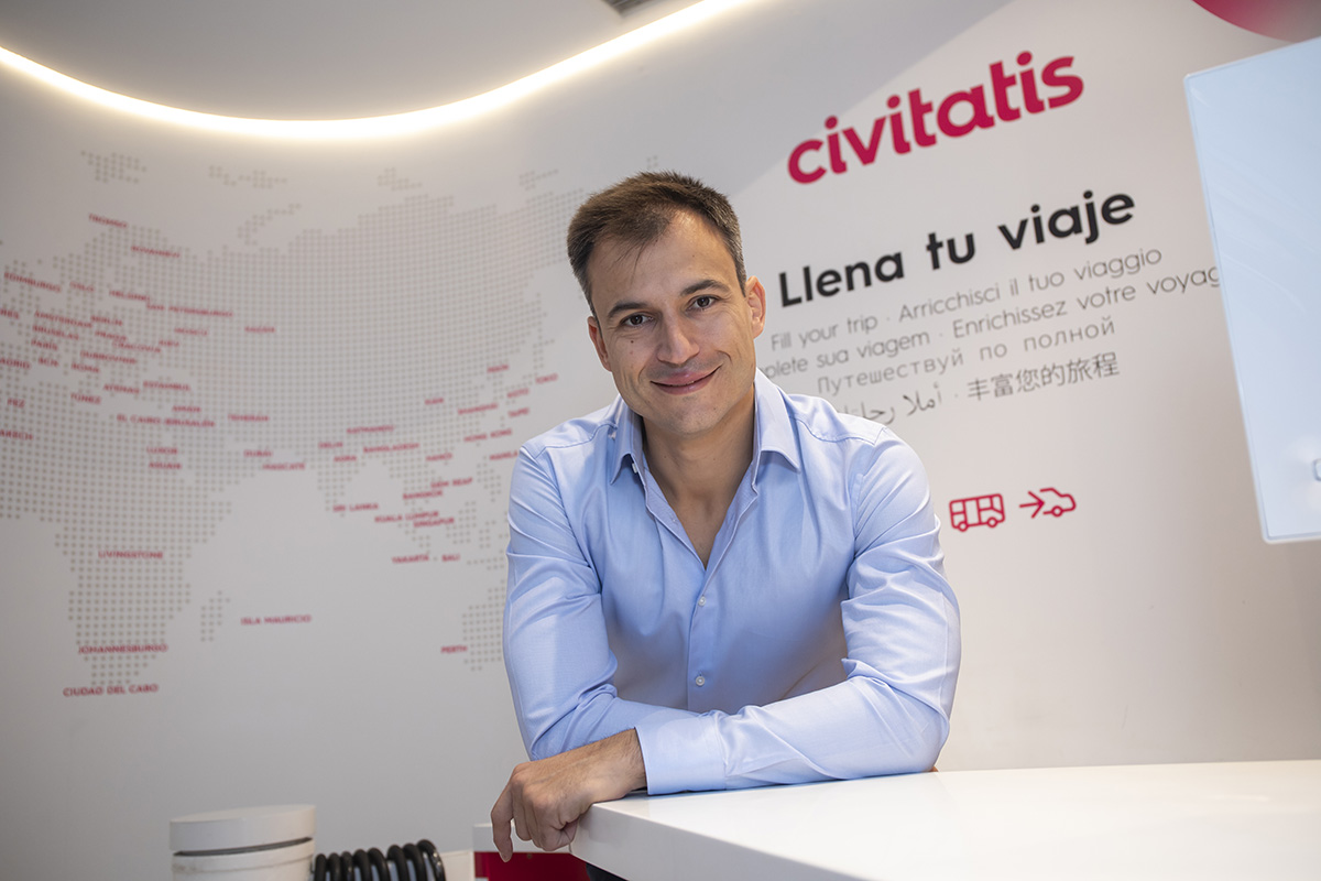 Alberto Gutiérrez (PDG et fondateur de Civitatis), enthousiaste à l’annonce de cette nouvelle collaboration prometteuse entre Civitatis et Avitour, qui marque une avancée sur le marché francophone. © Civitatis