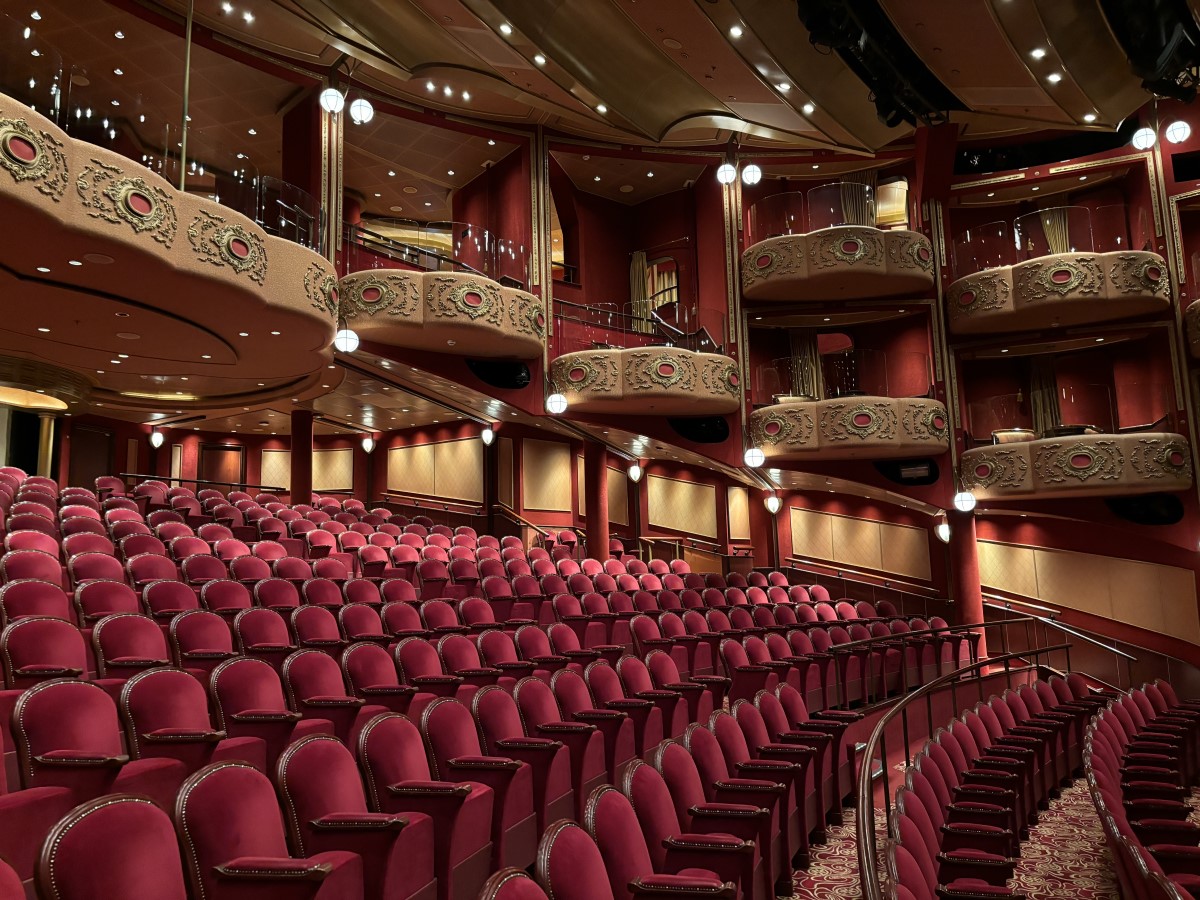 Le Royal Court Theatre, la magnifique salle de spectacle de 1 700 places du navire. ©David Savary