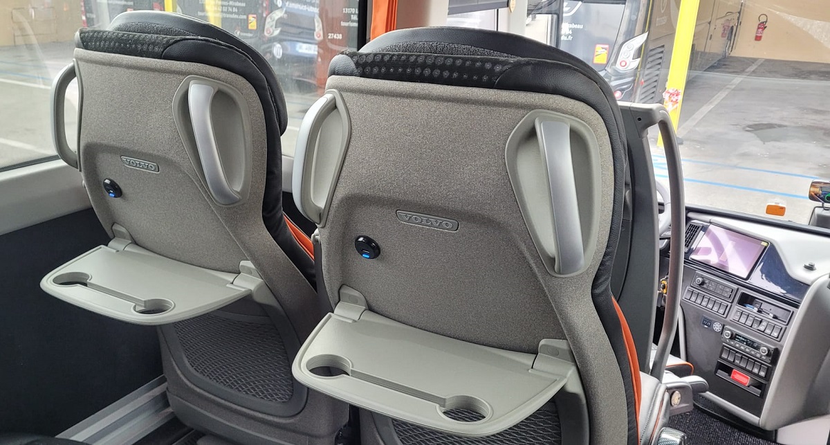 Chaque siège est équipé d'une tablette avec port USB et encoche pour y loger une tablette ou un écran - DR : A.B. Chaque siège est équipé d'une tablette avec port USB et encoche pour y loger une tablette ou un écran - DR : A.B.