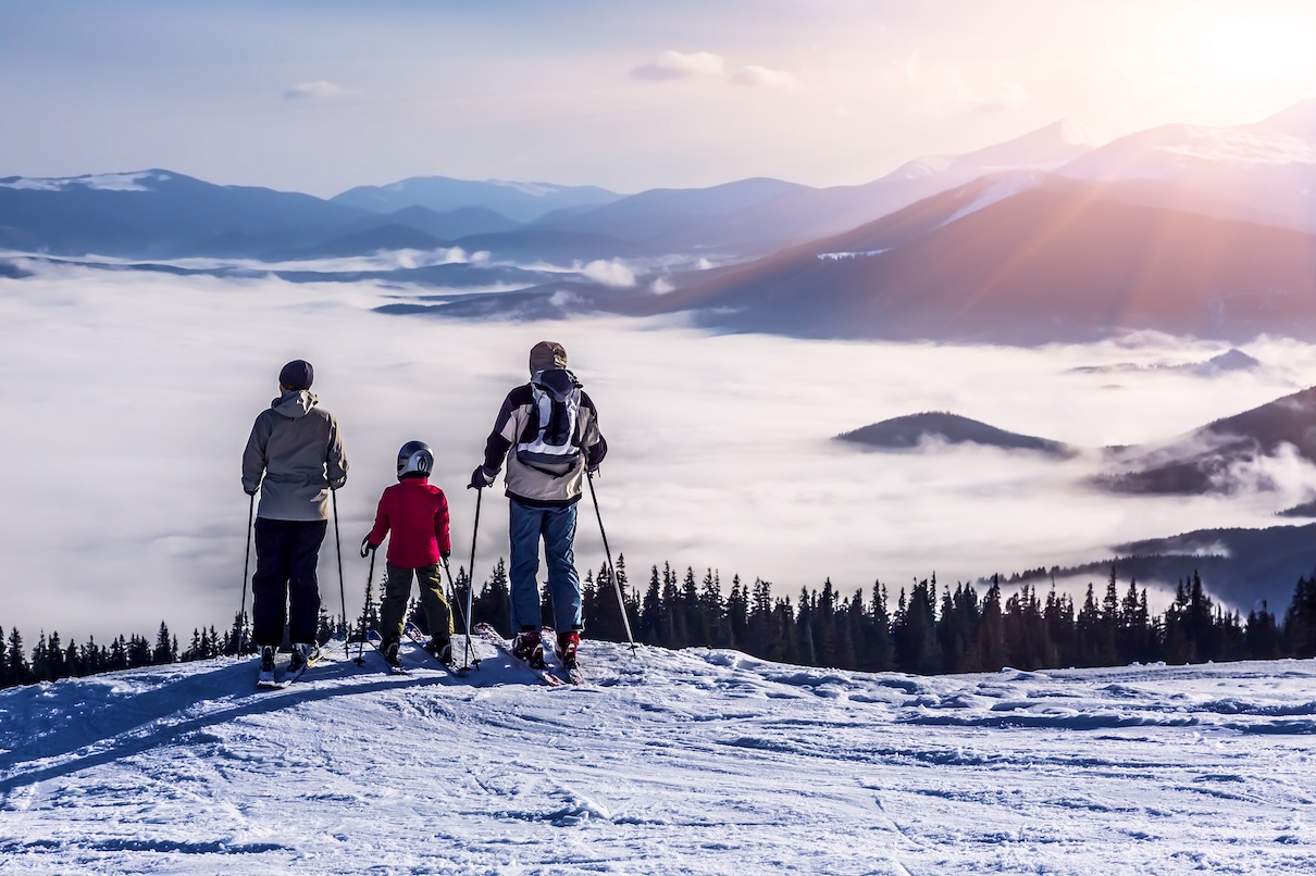 Cette année encore, de nombreuses stations de montagne ont subi le manque de neige. Malgré tout, les vacanciers continuent de partir à la montagne - Depositphotos @AlexBrylov