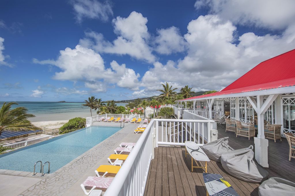 Le C Rodrigues se reconnaît de loin grâce à ses toits rouges (Photo Constance Hotels)