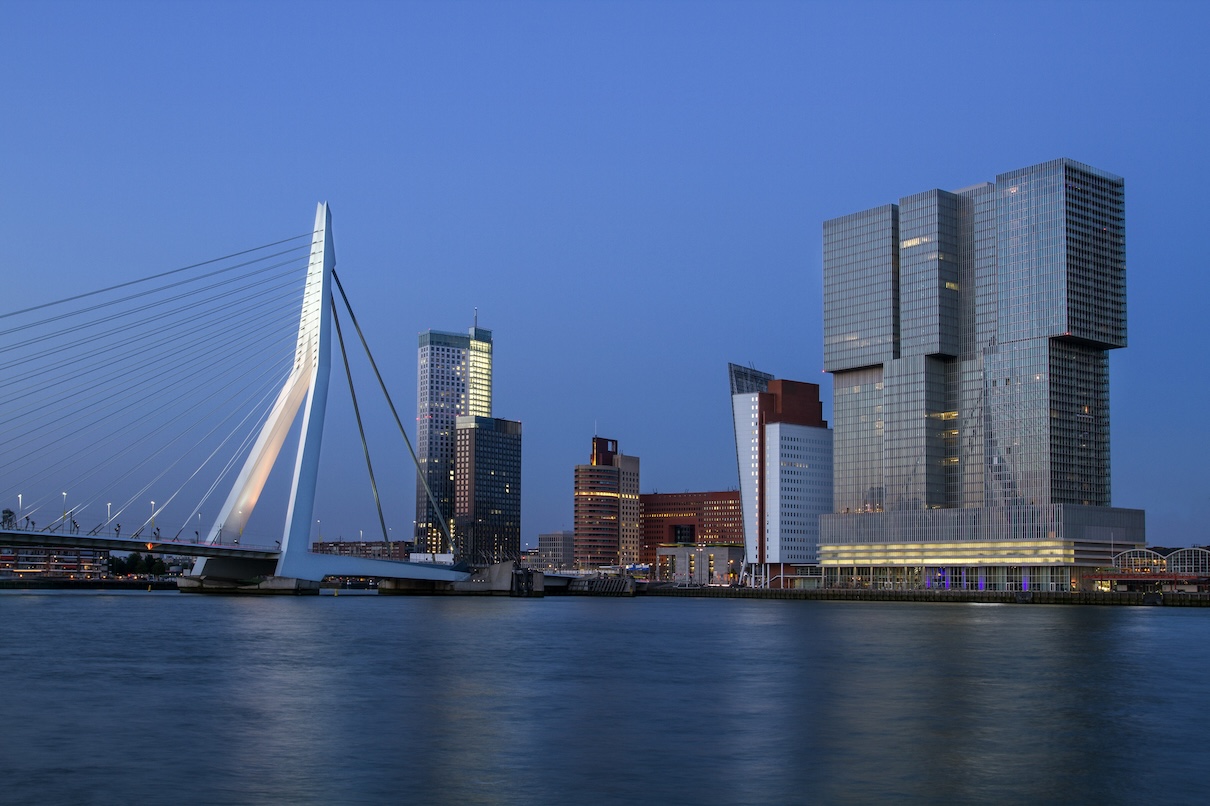 La tour De Zalmhaven est un gratte-ciel résidentiel situé à Rotterdam en face au pont Erasmus. Magnicity va assurer la gestion des deux derniers étages - Depositphotos @notistia