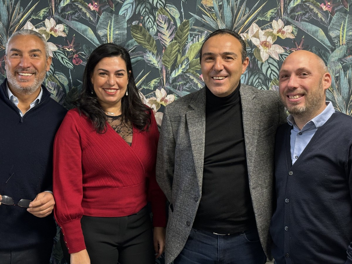 Raouf et Samia Benslimane, co-fondateurs d'Ô Voyages, en compagnie d'Ali, le directeur commercial, et à droite Raphaël Auvray, directeur long-courrier. ©David Savary. Raouf et Samia Benslimane, co-fondateurs d'Ô Voyages, en compagnie d'Ali, le directeur commercial, et à droite Raphaël Auvray, directeur long-courrier. ©David Savary.