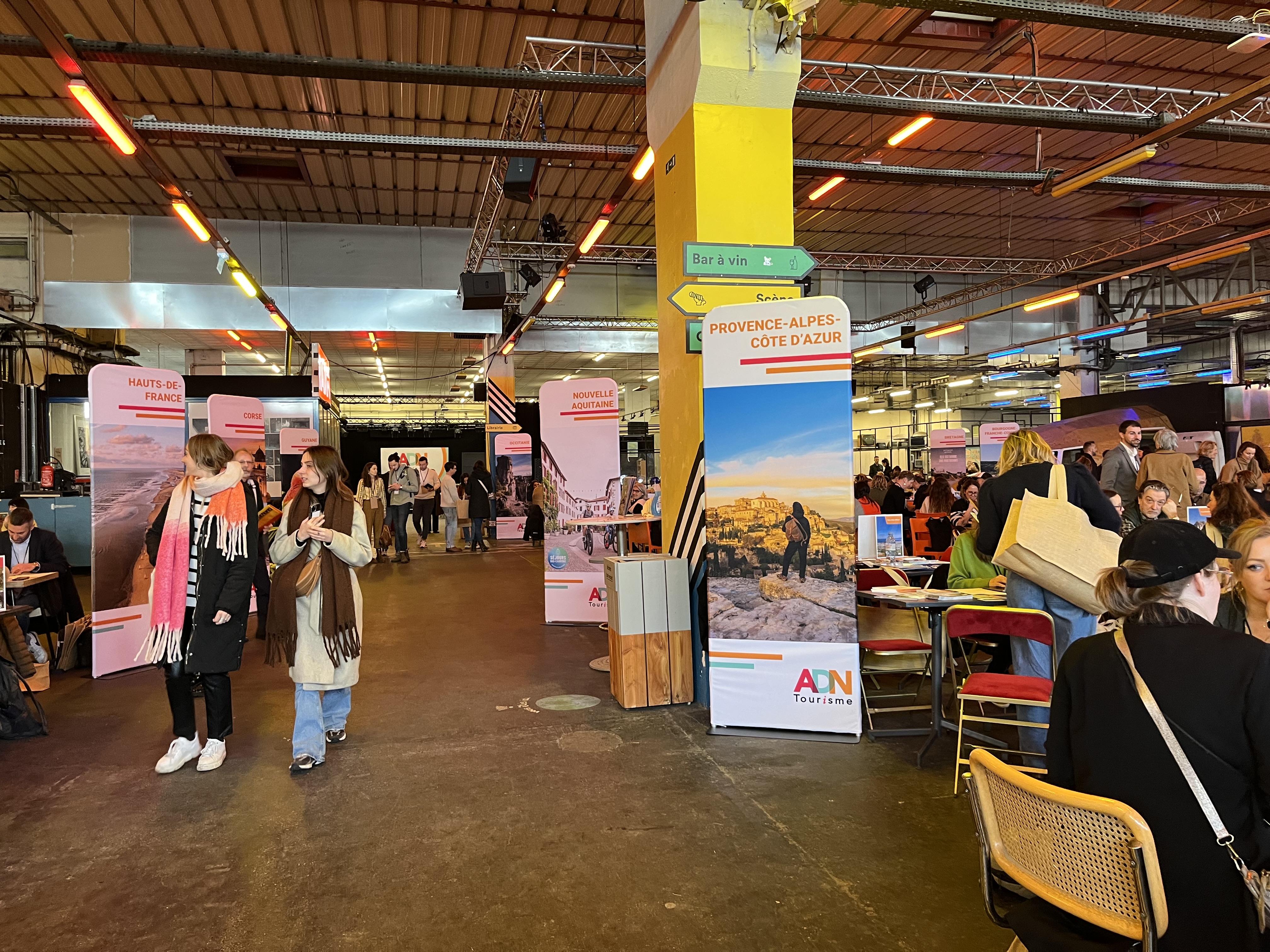 Tourisme en France : 120 destinations françaises s'étaient données rendez-vous dans les locaux atypiques de Ground Control, près de la gare de Lyon à Paris (©PB) Tourisme en France : 120 destinations françaises s'étaient données rendez-vous dans les locaux atypiques de Ground Control, près de la gare de Lyon à Paris (©PB)