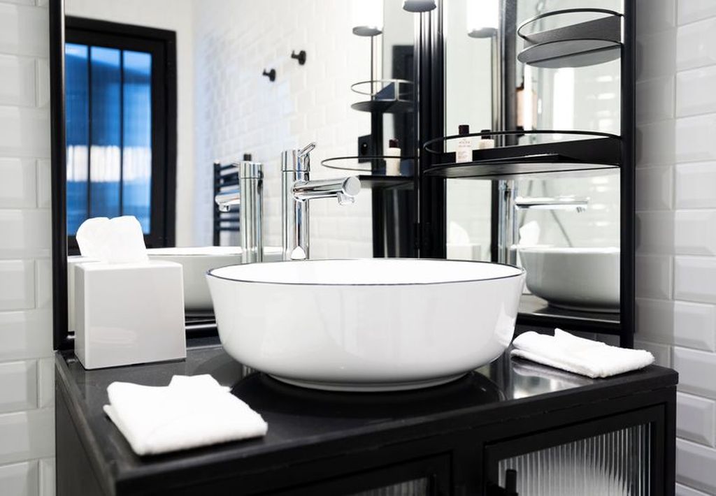 Des salles de bains blanches et noires qui cochent toutes les cases de l'élégance (© Esteem)