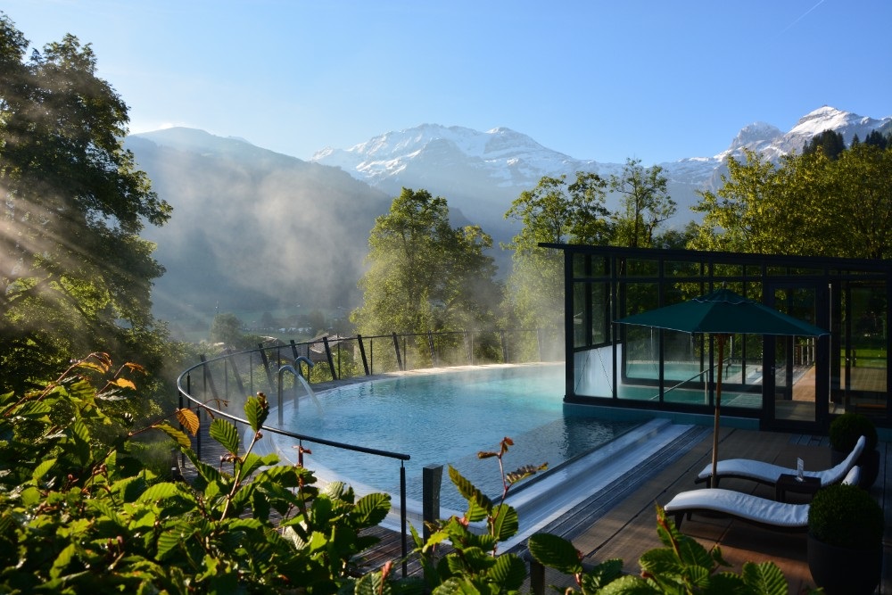 La piscine du Relais & Châteaux Lenkerhof - Lenk im Simmental Suisse - Photo RC