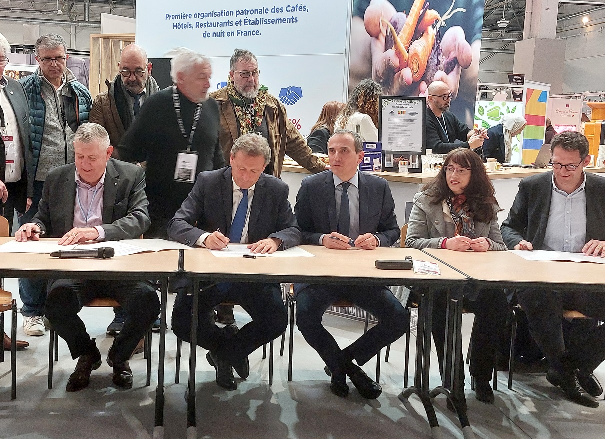 Signature de la charte d’engagement en présence de Didier Mamis, secrétaire général aux affaires régionales de la Préfecture, François de Canson, vice-président de la Région Sud et président du CRT Provence-Alpes-Côte d’Azur, Bernard Marty, président de l’UMIH Région Sud, Mireille Barral, directrice générale du Crous Nice-Toulon et Marc Bruant, directeur général du Crous Aix-Marseille Avignon - Photo : Tourmag.com