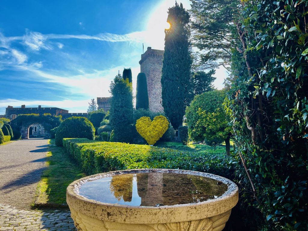 Soucieux de cultiver l'image de "capitale mimosa" qui est attachée à Mandelieu-La Napoule, son Office du tourisme a installé un énorme coeur habillé de mimosa dans les jardins du château des Clews (© PB)