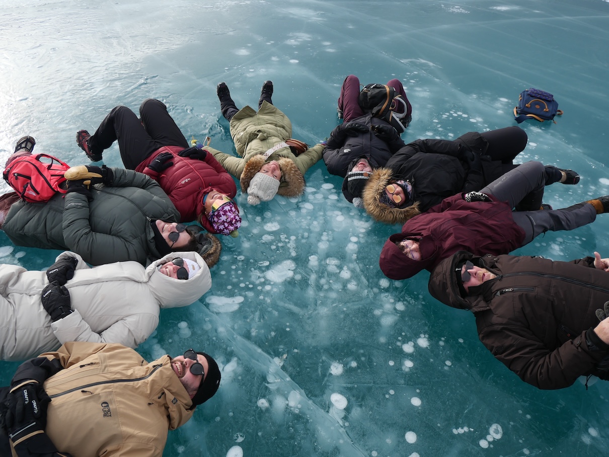 Les professionnels du tourisme sur le lac gelé Abraham - Photo : AB