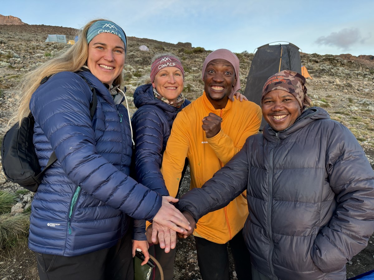 Constance Viandier et Isabelle Mislanghe en compagnie des chefs-guides Yesse et Fredy. ©David Savary