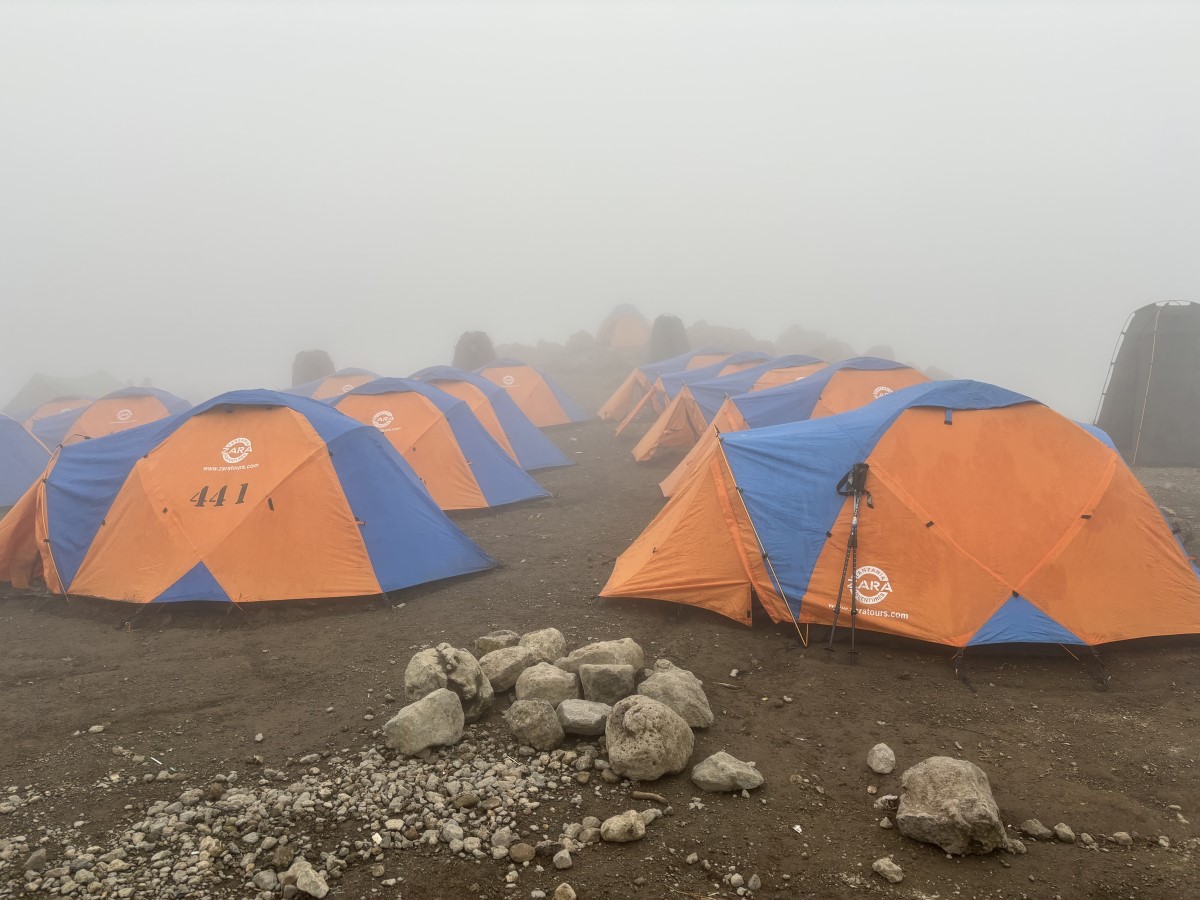 Chaque jour les tentes étaient dressées par les porteurs avant même l'arrivée des trekkeurs. ©David Savary