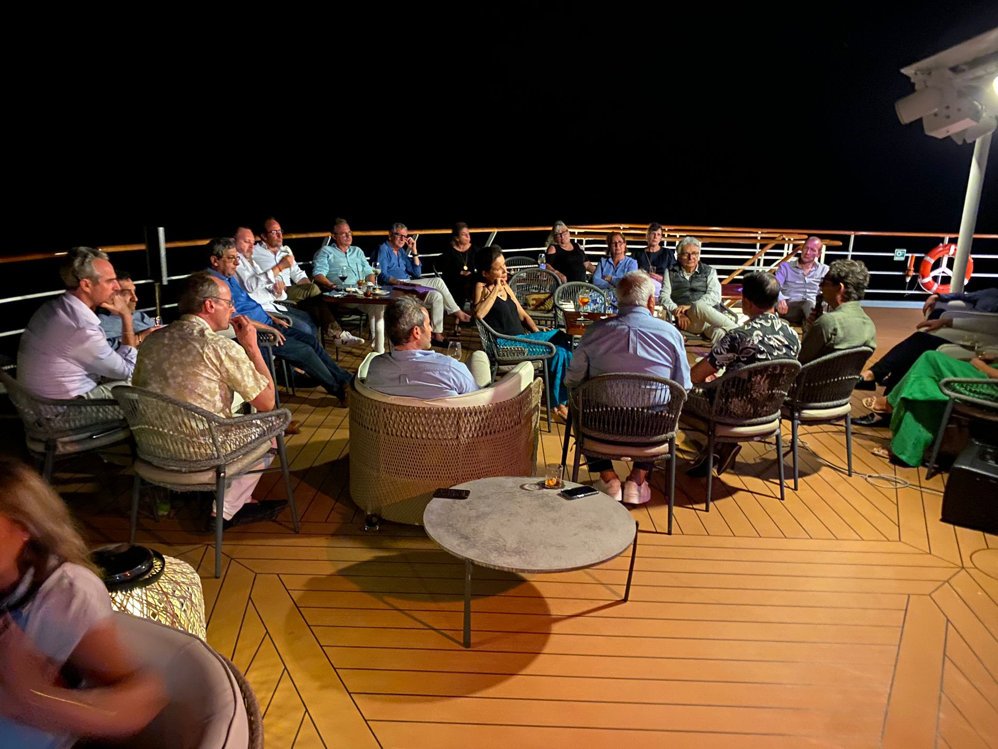 Causerie au clair de lune sur le pont arrière du MS Paul Gauguin - PHOTO JLR