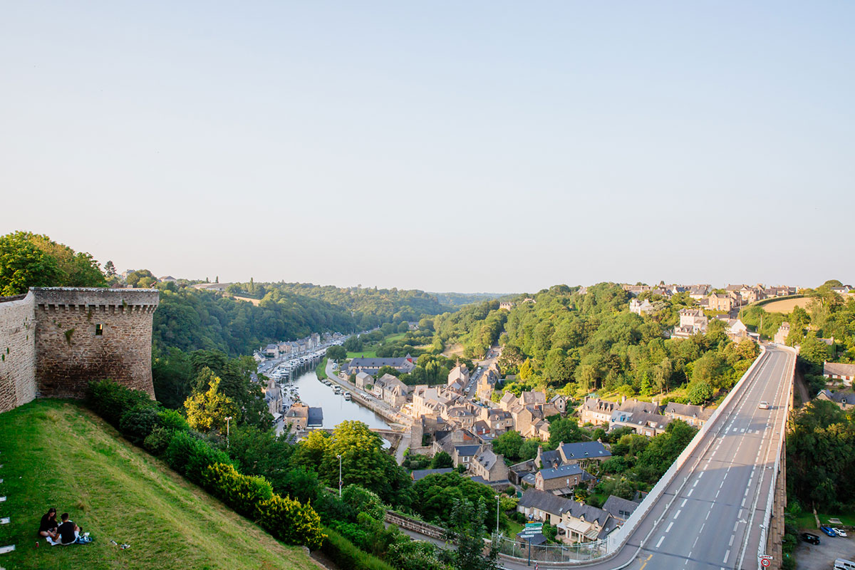 Vue sur le port de Dinan depuis les remparts © Agence Les conteurs