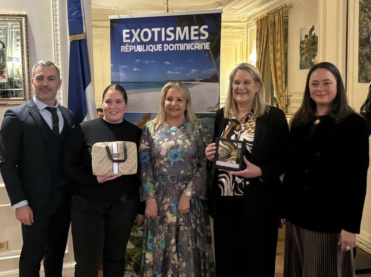 De gauche à droite, Nelson De Almeida (Exotismes), Priscillia Pinhancos (Voyages Paris Normandie), l’Ambassadrice Rosa Hernandez de Grullon,  Evelyne Jeangrand (Eden Tours) et Mercedes Castillo (OT République Dominicaine). ©David Savary