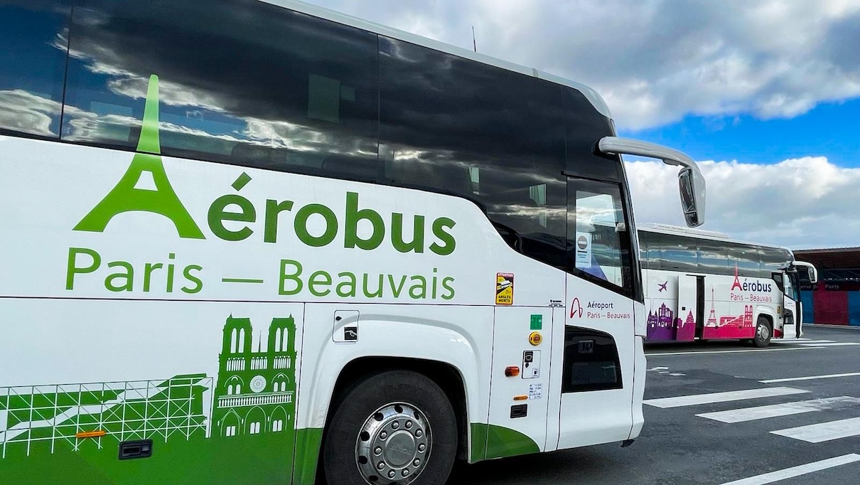 Autocars Aérobus sur la gare routière de l’aéroport de Beauvais et qui fait la liaison jusqu'à Saint-Denis Université © Aéroport Paris-Beauvais