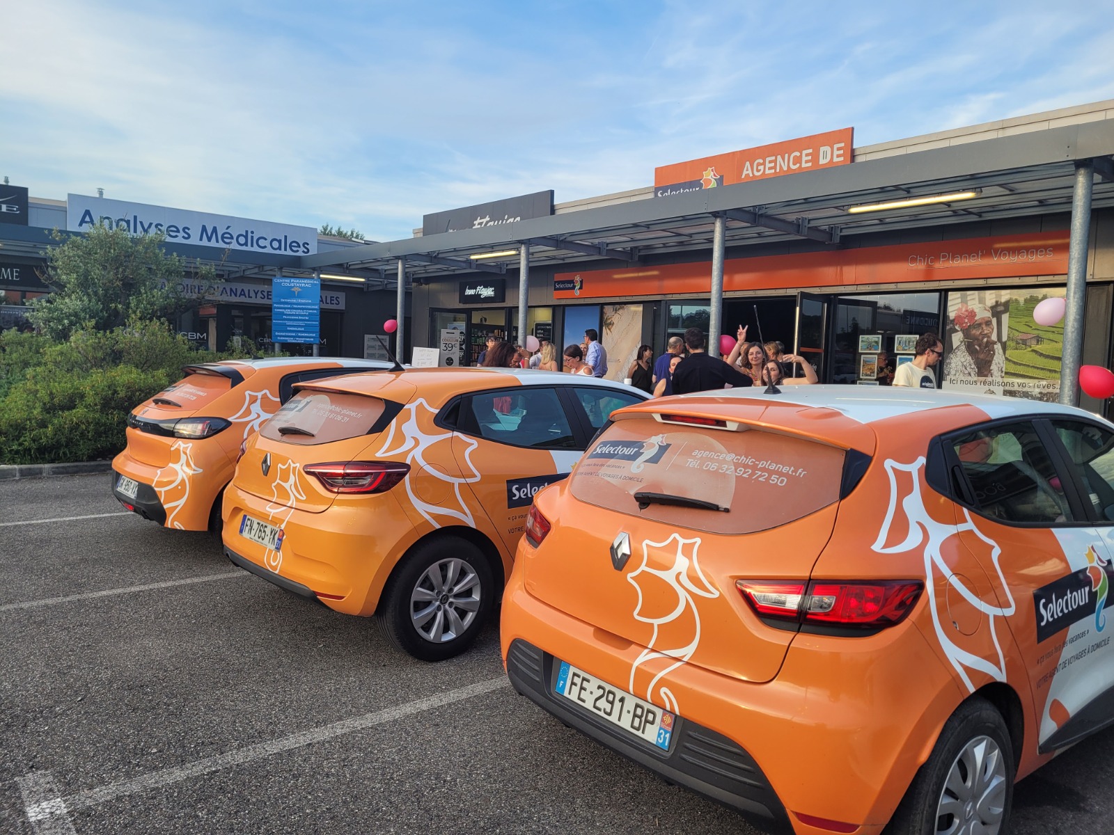 Deux salariés agents de voyages à domicile, de Chic Planet' Voyages sillonnent les routes avec des voitures aux couleurs de l'entreprise - Photo Chic Planet' Voyages Deux salariés agents de voyages à domicile, de Chic Planet' Voyages sillonnent les routes avec des voitures aux couleurs de l'entreprise - Photo Chic Planet' Voyages