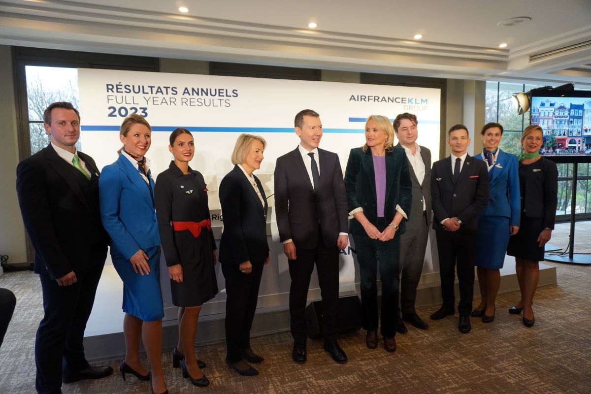 A Paris, entourés des personnels, Ben Smith, le D.G AF KLM, à sa droite  Anne Rigail, D.G Air France, de Marian Rintel, D.G KLM et Steven Zaat, D.G adjoint en charge des finances. Photo : C.Hardin