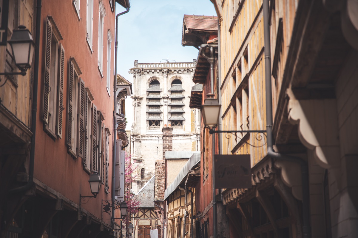 La ruelle des Chats a été ainsi baptisée pour son étroitesse qui permet aux chats de sauter d’un grenier à l’autre  - © ARTGE - Pierre Defontaine