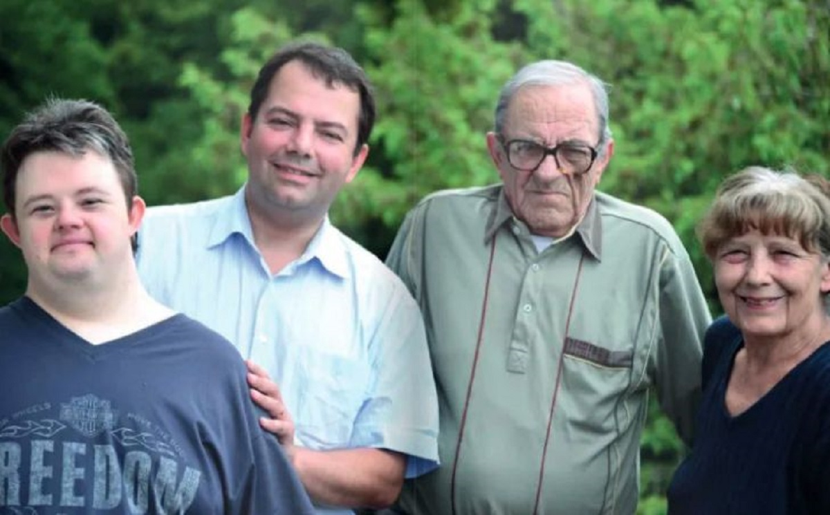 Daniel Piot, entouré de son épouse Mireille et de ses deux fils, Clément et François - Photo Prêt à Partir