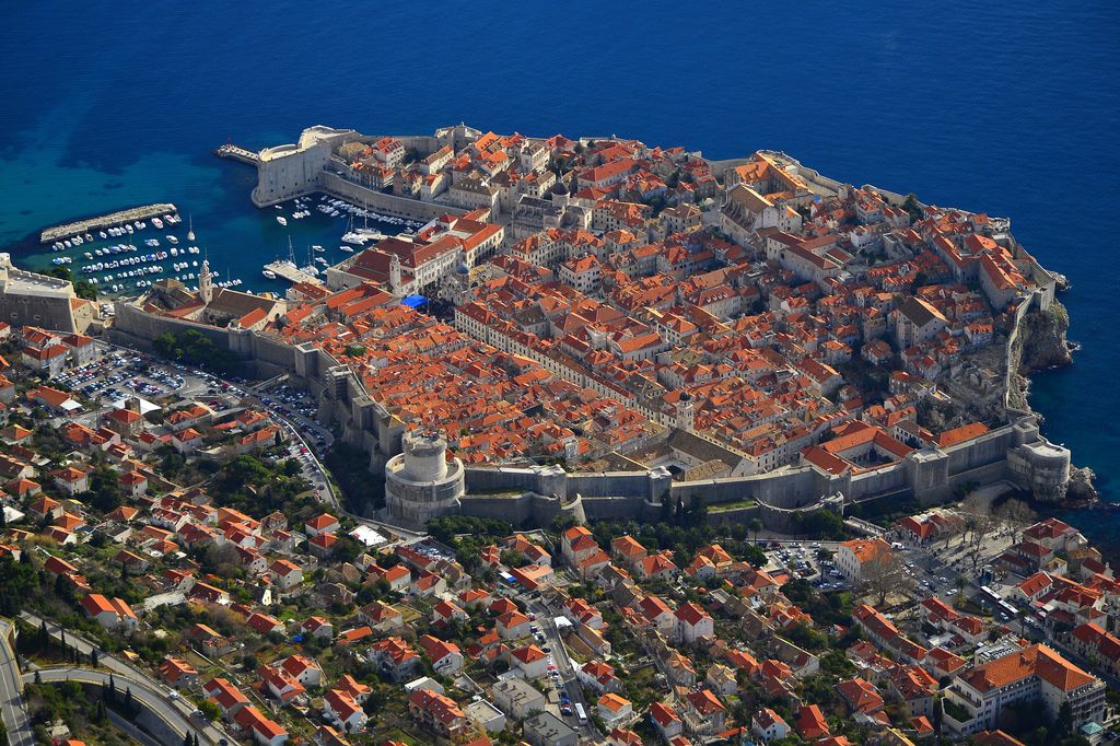 La belle Dubrovnik, enserrée dans ses remparts, était devenue invivable à la belle saison (© Ivo Pervan/OT Croatie)