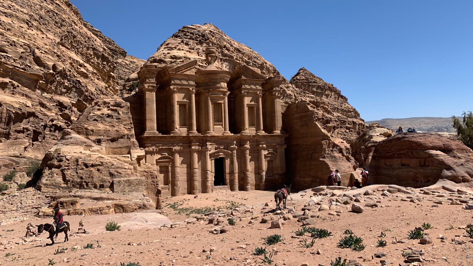 Ce n’est pas le Trésor mais le Monastère de Pétra, l’autre merveille qui demande à gravir 800 marches taillées dans la roche. On peut le faire à dos d’âne et là-haut, face au monument  soulignons qu’il y a une charmante petite gargote.Photo J.B.