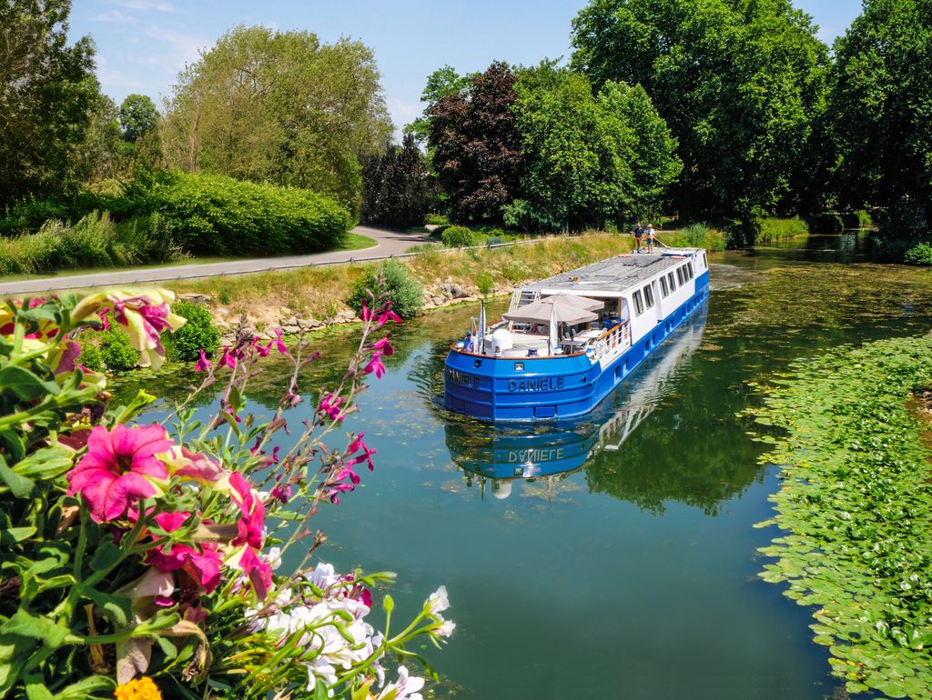 Les péniches se prêtent bien à la tenue de CODIR. Ici, la péniche Daniele (5 ancres) qui navigue sur le canal de Bourgogne, de la Saône et du Centre (© Croisieurope)