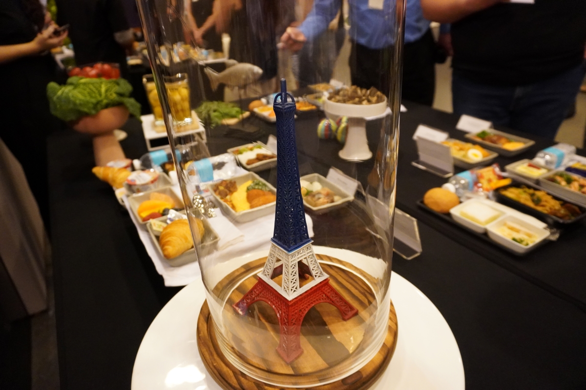 La Tour Eiffel tricolore pour symboliser les plats européens - Photo : C.Hardin