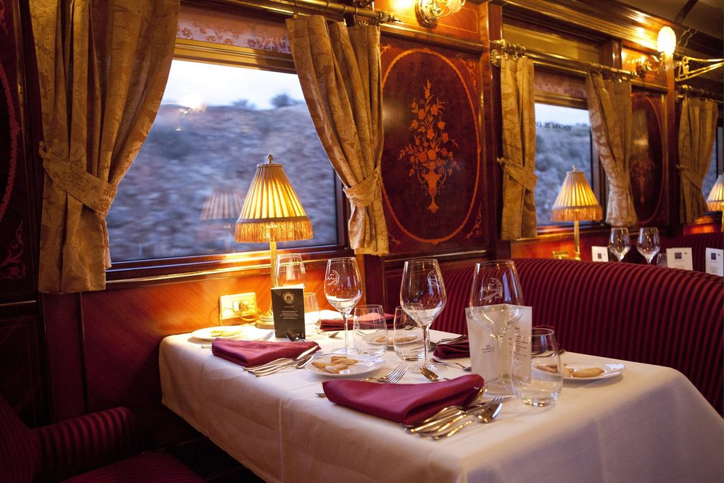 Le wagon-restaurant du train Al Ándalus (©Renfe)