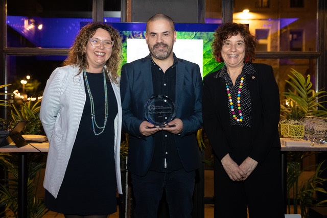 Alexandre Allary a reçu le prix des mains de Maria José Gomès directrice de l'OT d'Espagne à Paris - Photo TourMaG Alexandre Allary a reçu le prix des mains de Maria José Gomès directrice de l'OT d'Espagne à Paris - Photo TourMaG