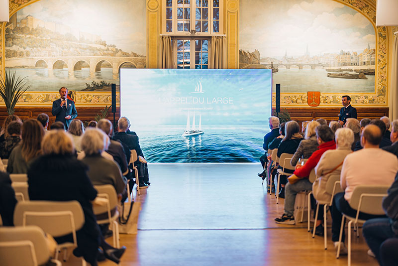 Conférence animée par un Ambassadeur, un Commandant et un naturaliste  © PONANT – Violette VAUCHELLE