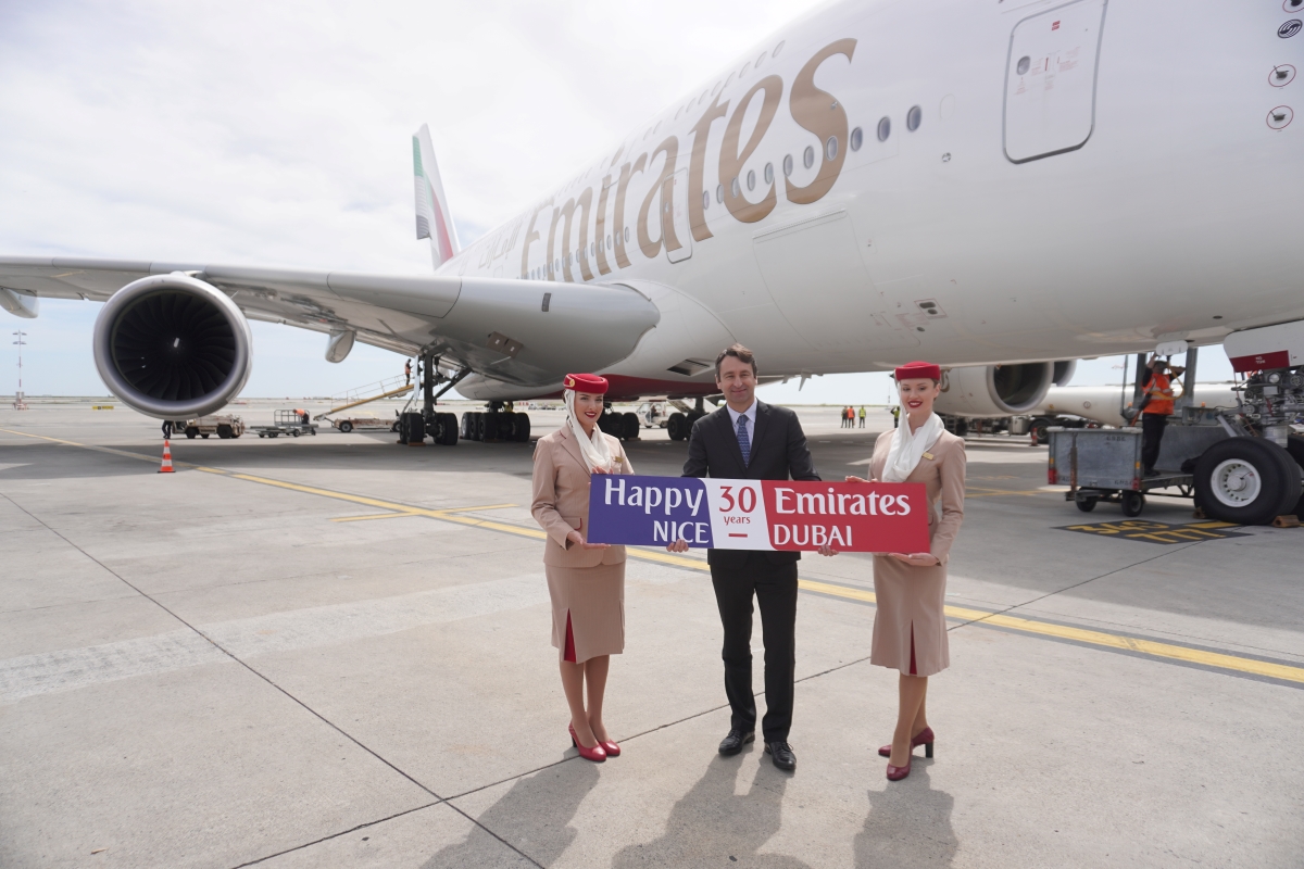 Au pied de l'A.380 à Nice et avec les hôtesses d'Emirates, Cédric Renard, Directeur général France d'Emirates. Photo : C.Hardin