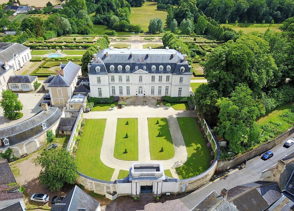 La château du Grand Lucé (ici, une vue aérienne) fait partie des 38 hôtels qui ont été distingués par deux Clefs Michelin (© Château Grand Lucé)