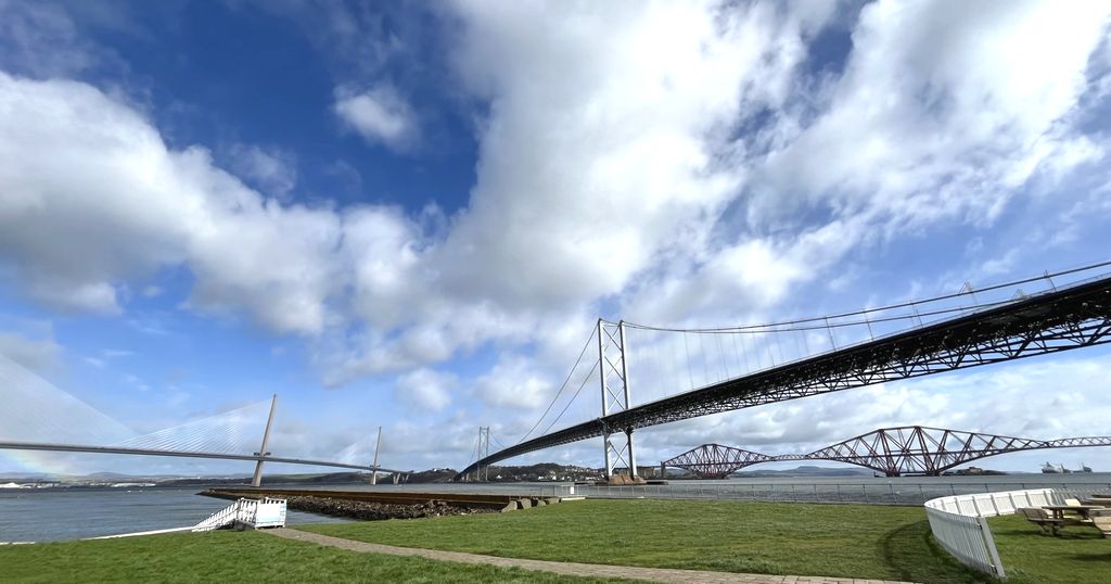 Désormais, trois ponts enjambent le Forth : à droite, en rouge, le pont ferroviaire. Au milieu, le premier pont routier. A gauche, le nouveau pont routier à haubans (©PB)