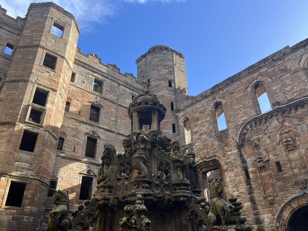 Dans la cour de l'ancienne résidence royale de Linlithgow, partiellement détruite au XVIIIe lors de la guerre entre partisans des Stuart et les troupes du duc anglais de Cumberland, une extraordinaire fontaine sculptée (©PB)