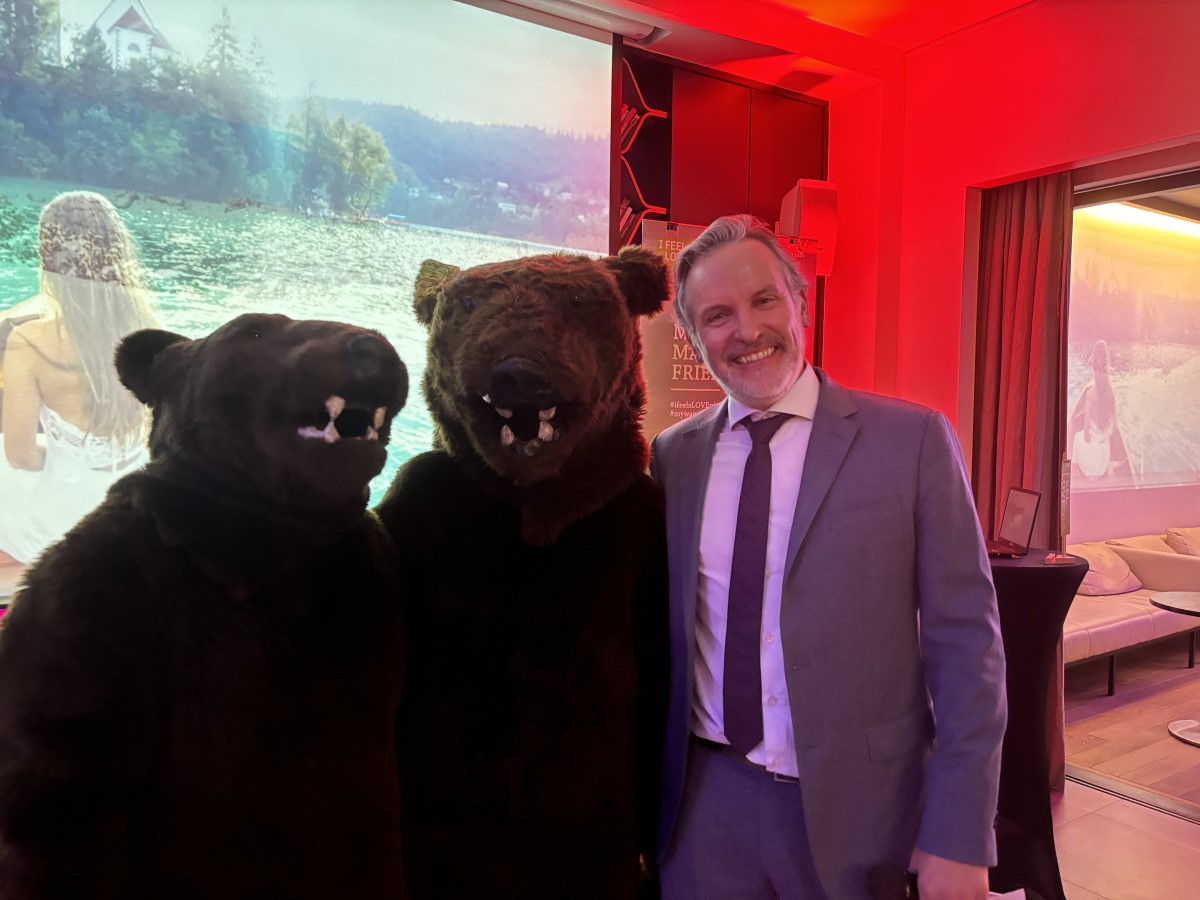 Lionel Rabiet pose avec les ours, les emblèmes de la Slovénie. ©DS