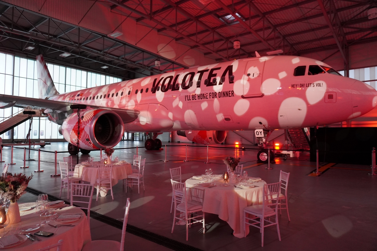 Un diner festif au pied de l'avion à Lyon. Photo : C.Hardin