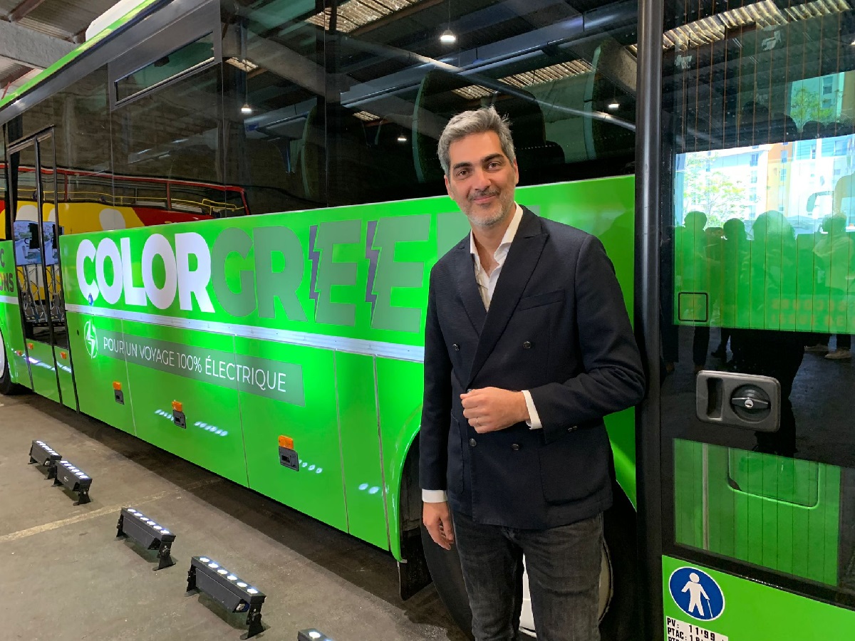 Julien Guedj, Président de Color Groüp Experience devant le nouvel autocar 100% électrique ColorGreen - Photo CE