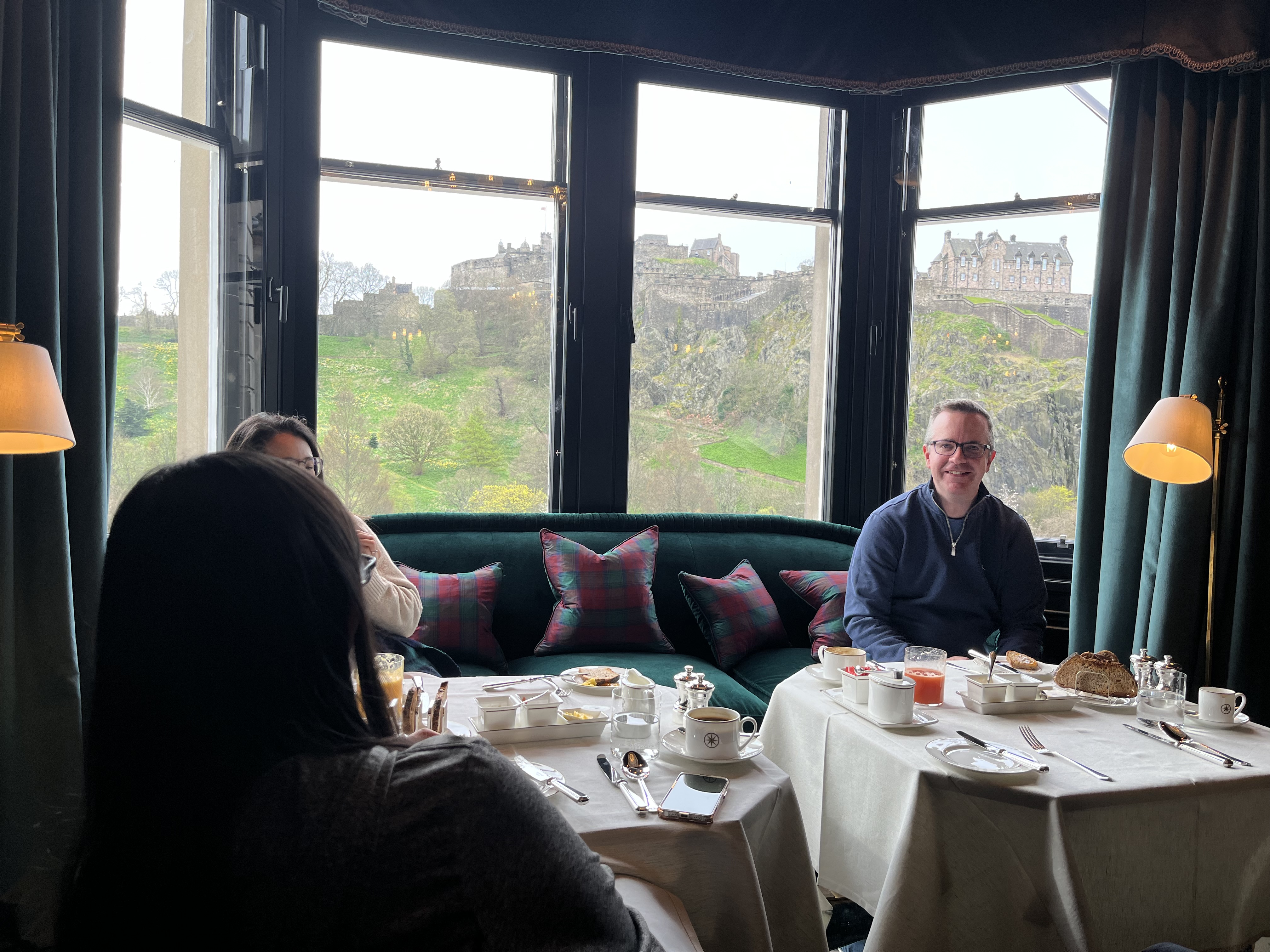 A l’heure du petit déjeuner, le regard des convives s’eleve vers la ville médiévale (@PB)