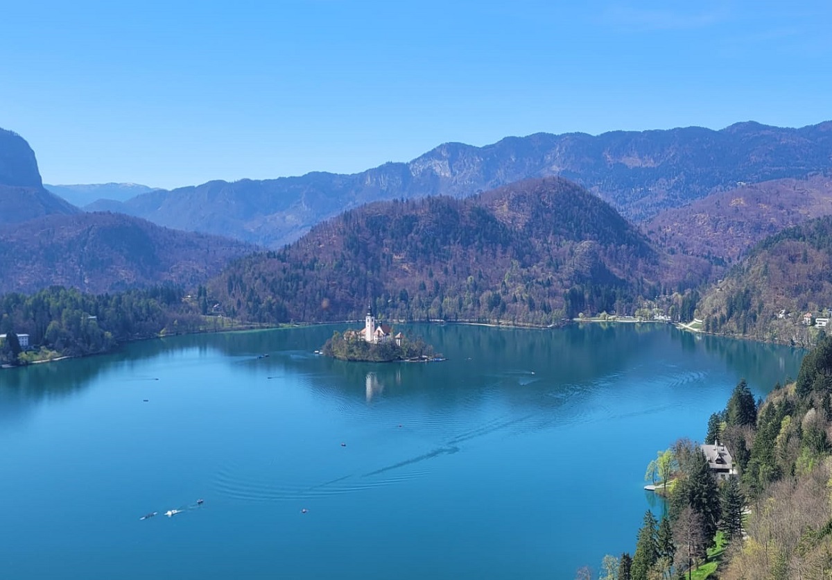 Bled, au nord de la Slovénie, une véritable carte postale... avec un superbe point de vue sur le lac depuis la cour du Château - Photo AB